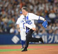 　始球式を務める平将明デジタル相（撮影・堀内翔）