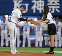 　月間グッドプレイヤー賞を蛯名（左）に贈呈する山崎紘菜（撮影・西岡正）