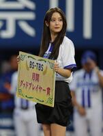 　月間グッドプレイヤー賞を贈呈する山崎紘菜（撮影・西岡正）