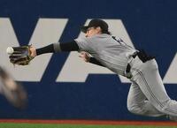 　５回、度会の打球を好捕する丸（撮影・堀内翔）