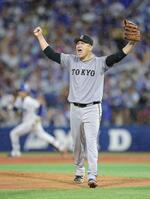 　５回、度会を左飛に打ち取ってピンチをしのぎ、ガッツポーズで雄たけびを挙げる田中将（撮影・西岡正）