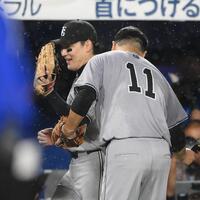 　５回、好守備を見せて田中将（右）に迎えられる丸（撮影・堀内翔）