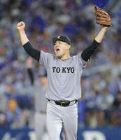 　５回、度会を左飛に打ち取ってピンチをしのぎ、ガッツポーズで雄たけびを挙げる田中将（撮影・西岡正）