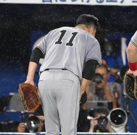 　５回、好守備を見せた丸に向かってお辞儀する田中将（撮影・堀内翔）