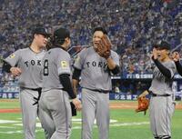 　５回、度会の左飛を好捕した丸（８）を迎える田中将（中央）＝撮影・西岡正