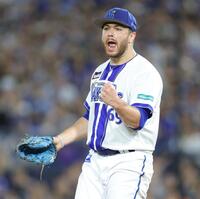 　８回を無失点に抑え、ガッツポーズで吠えるケイ（撮影・西岡正）