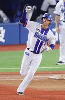 ７回、右越えソロを放ちガッツポーズする度会