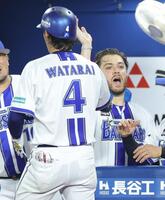 　７回、ソロを放った度会（左）を祝福するケイ（撮影・西岡正）