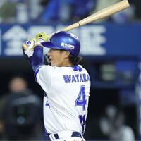 　７回、右越えソロを放つ度会（撮影・西岡正）