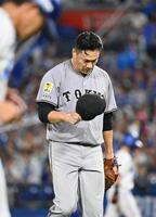 　６回を終え、ベンチに戻る田中将。そのまま降板する