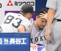 　６回を投げ終えてベンチで阿部監督（左）から声をかけられる田中将（撮影・堀内翔）