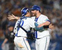 　９回、完封勝利を挙げて喜ぶ山本（左）と喜ぶケイ（撮影・堀内翔）