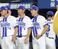 　巨人に勝利し、ナインを迎える三浦監督（左から３人目）＝撮影・西岡正