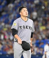 　６回を終え、ベンチに戻る田中将。そのまま降板する