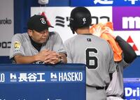 　９回、ベンチから試合を見つめる阿部監督。右は空振り三振に倒れた代打の坂本（撮影・堀内翔）