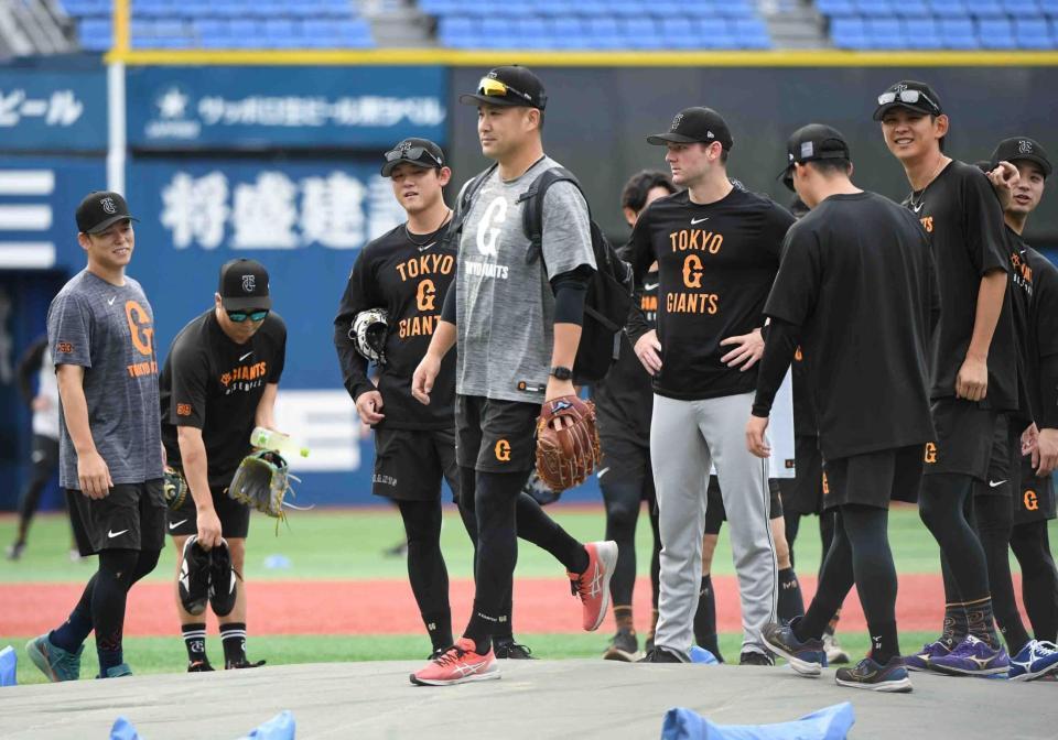 　マウンドの感触を確かめる田中将（中央）＝撮影・佐藤厚