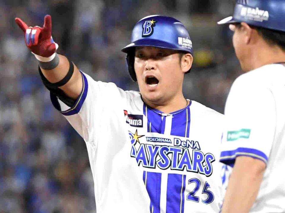 　４回、２点適時打を放ち、ベンチに向かって声を上げる筒香（撮影・佐藤厚）