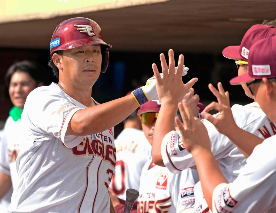 　４回、７号ソロを放ち迎えられる浅村