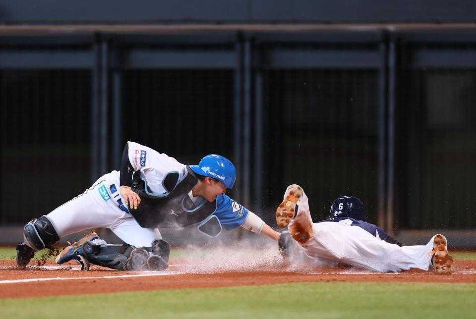 　３回、滝沢のセーフティスクイズで生還した三走・源田（捕手・田宮）＝撮影・中島達哉