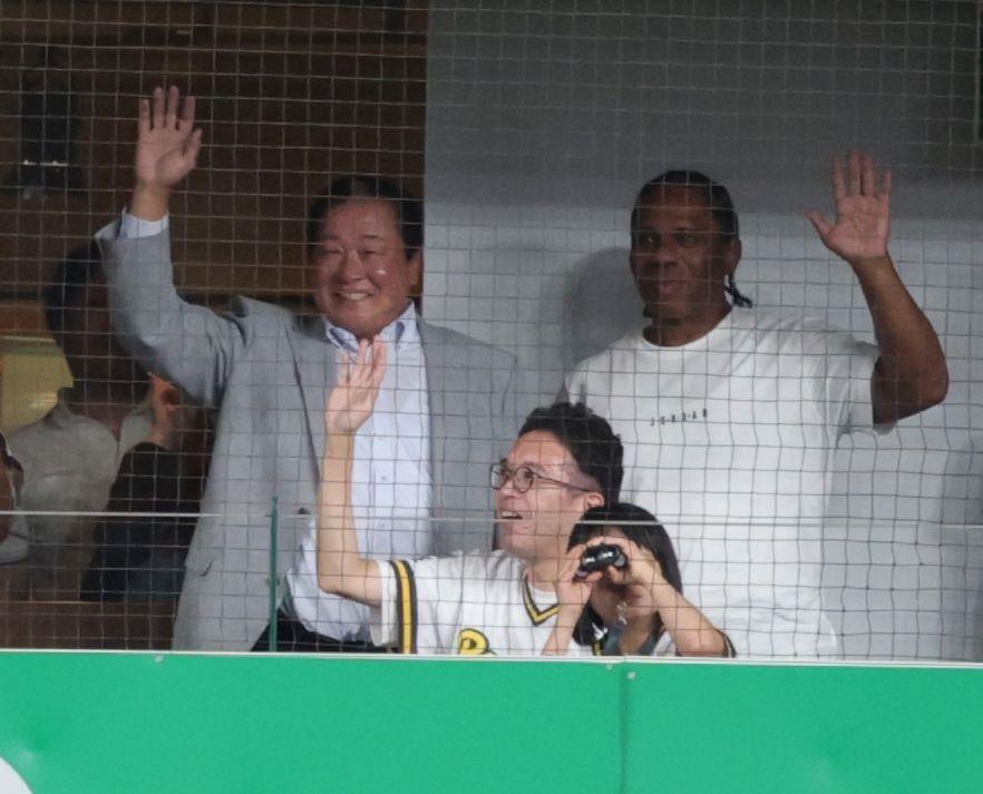　元近鉄監督の梨田昌孝氏（左）とタフィ・ローズ氏が外野席に登場（撮影・坂部計介）