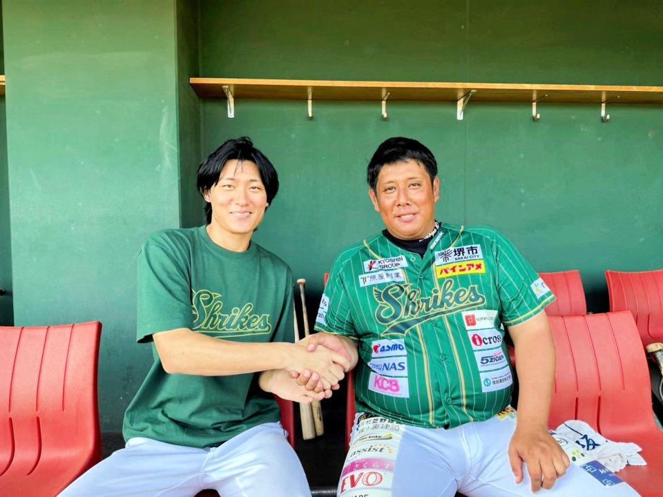 　ファーストピッチセレモニーで“対決”した松谷（左）と山本氏