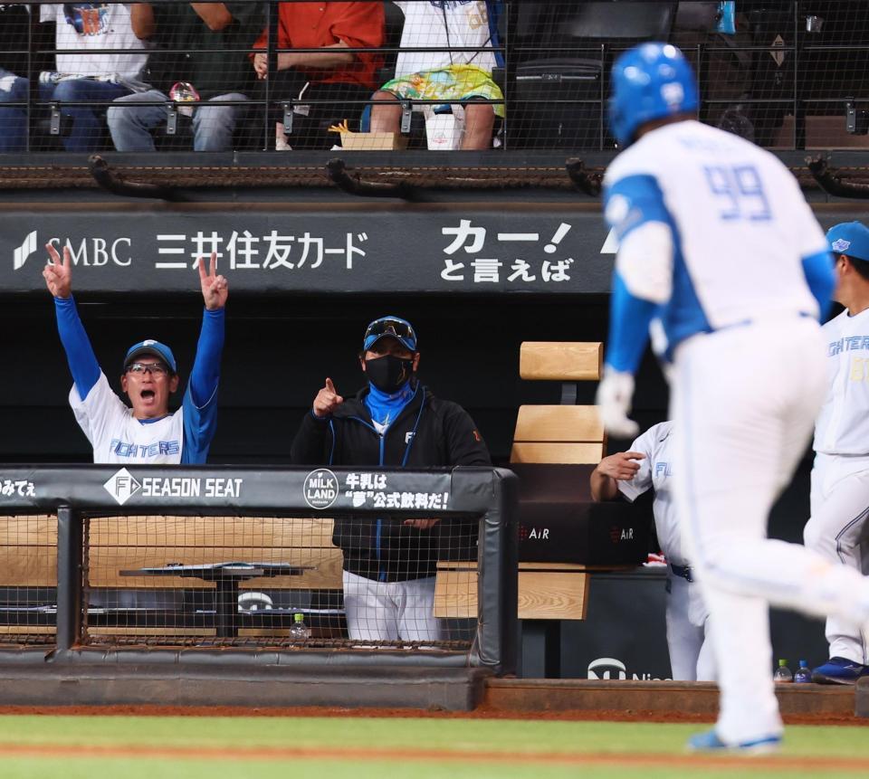 　６回、レイエス（右）が同点ソロを放ち、指をさす新庄監督（撮影・中島達哉）