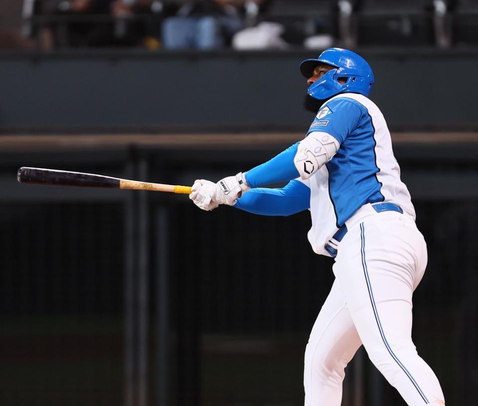 　６回、同点ソロを放つレイエス（撮影・中島達哉）