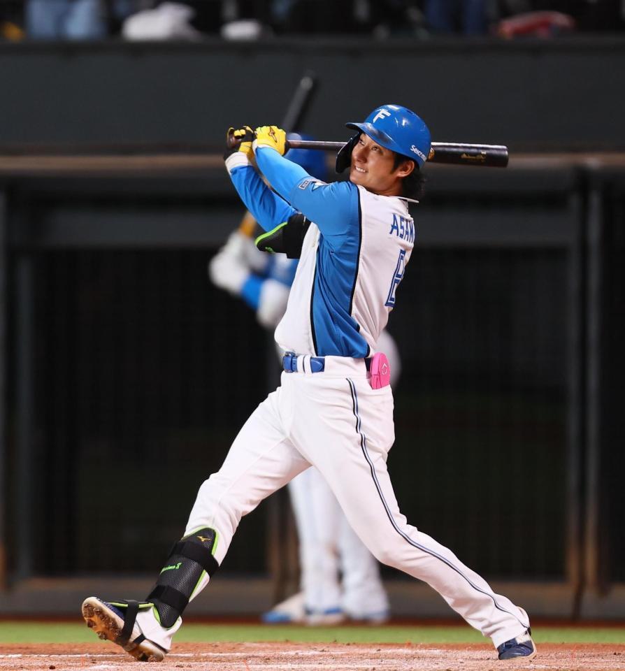 　６回、３ランを放つ浅間（撮影・中島達哉）