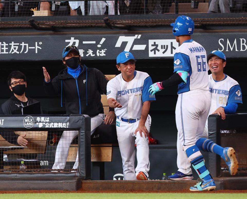 　７回、代打３ランを放った万波（６６）を迎える新庄監督（左から２人目）＝撮影・中島達哉