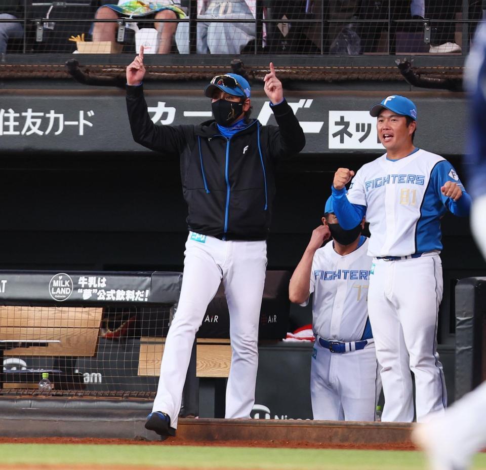 　６回、浅間が３ランを放ち、両手を回しながらベンチを出る新庄監督（中央）＝撮影・中島達哉