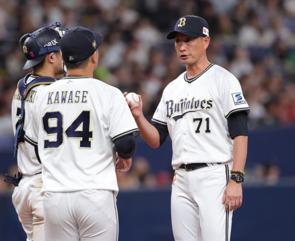 　５回、先発・エスピノーザを諦め、川瀬（９４）にマウンドを託す岸田監督（撮影・坂部計介）