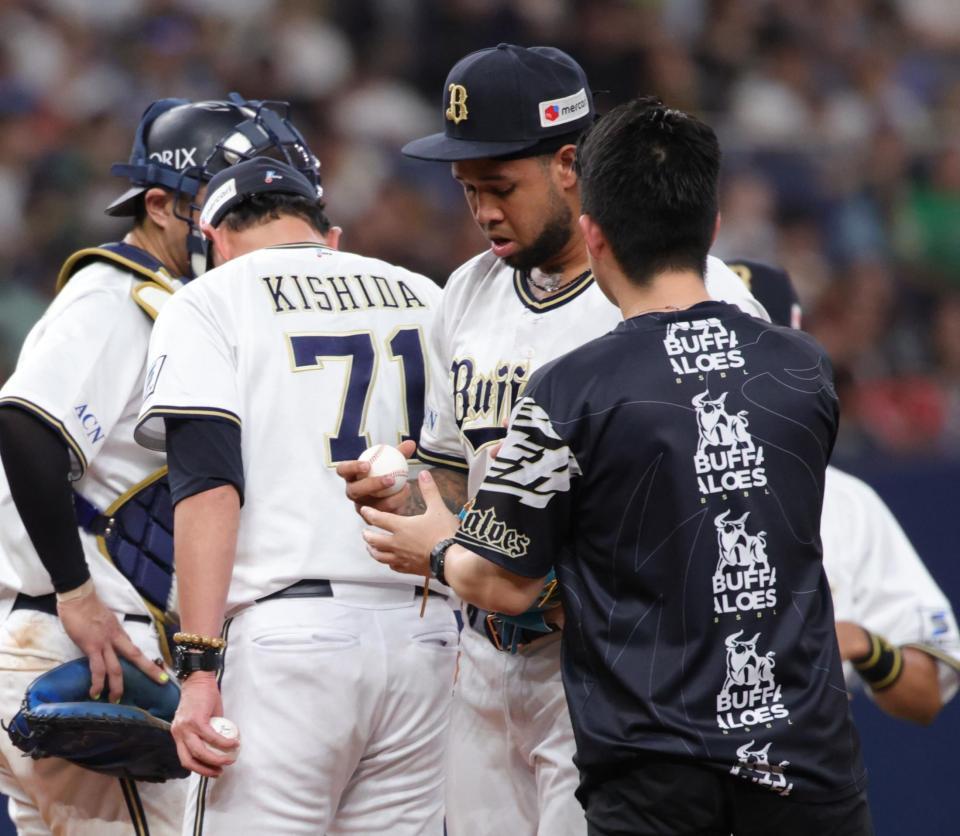 　５回、降板するエスピノーザ（撮影・坂部計介）