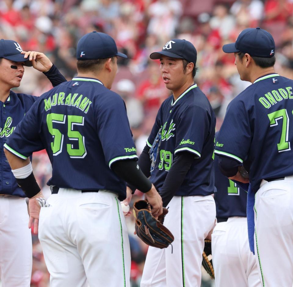 　１回、ピンチを招き、青柳を中心に円陣ができる（撮影・市尻達拡）