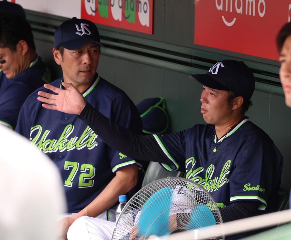 　４回を投げ終え、小野寺投手コーチと話をする青柳（撮影・市尻達拡）