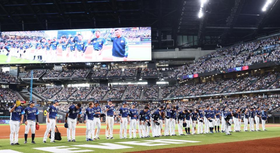 　今季のエスコンでの最終戦を終え、スタンドのファンにあいさつする西口監督（右）ら西武ナイン（撮影・中島達哉）