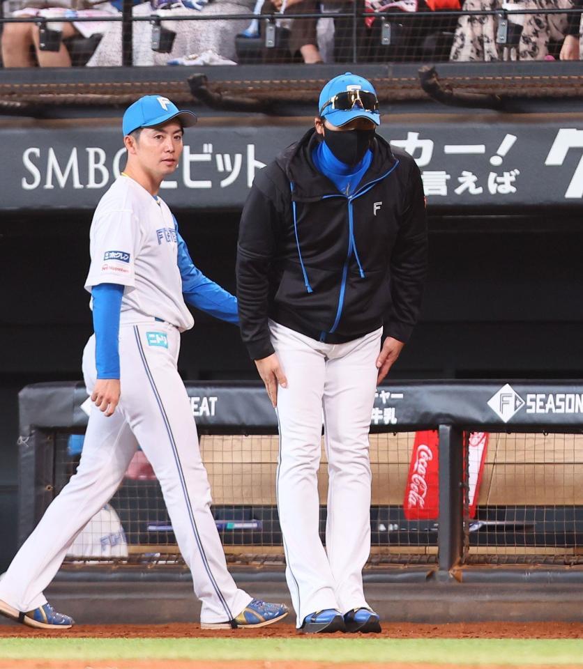 　試合後、西口監督、西武ナインに礼をする新庄監督（右）＝撮影・中島達哉