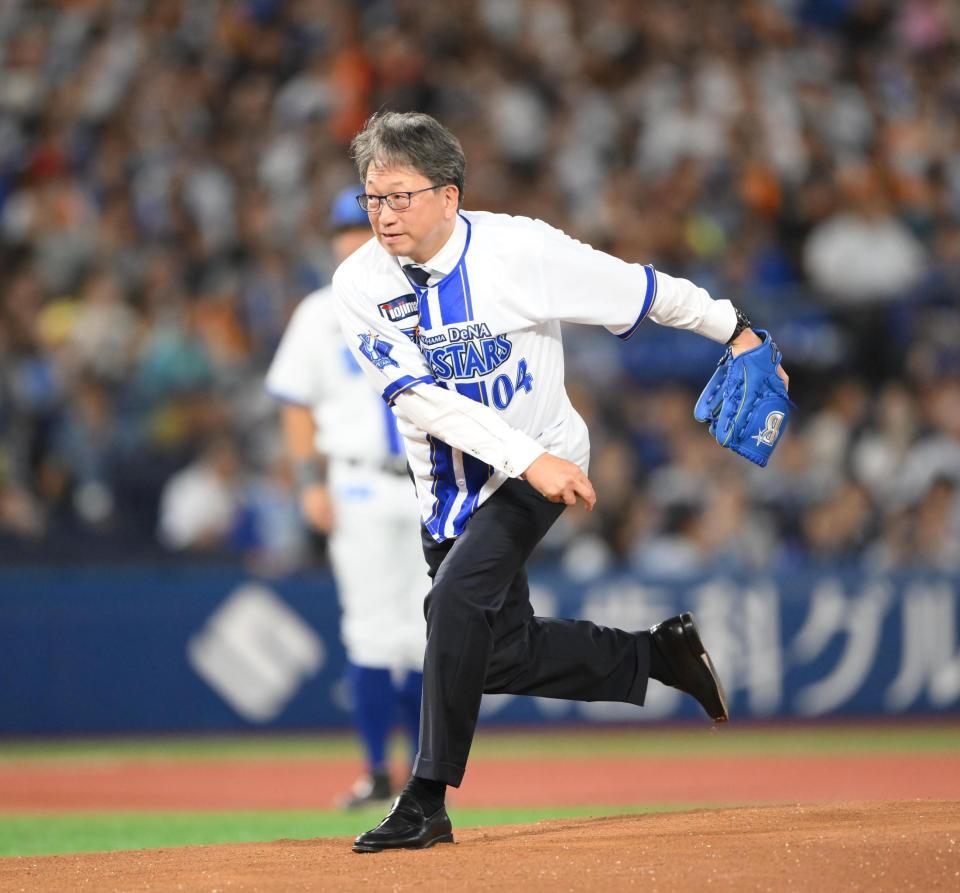 　始球式を務める平将明デジタル相（撮影・堀内翔）