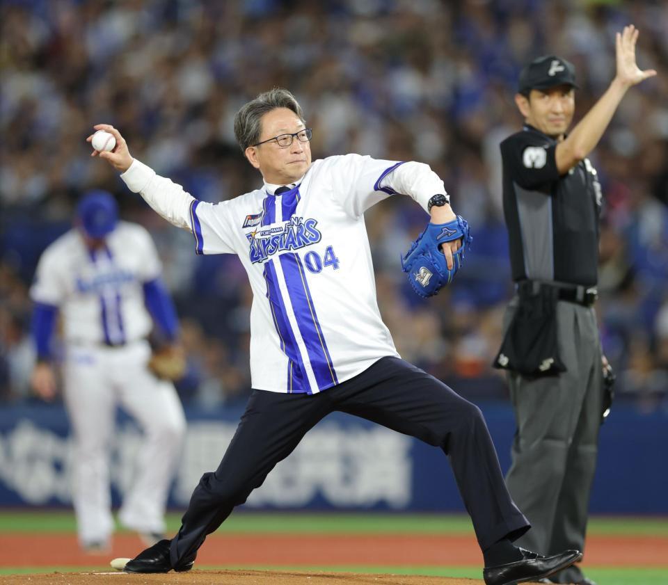 　始球式を行う平将明・デジタル大臣（撮影・西岡正） 