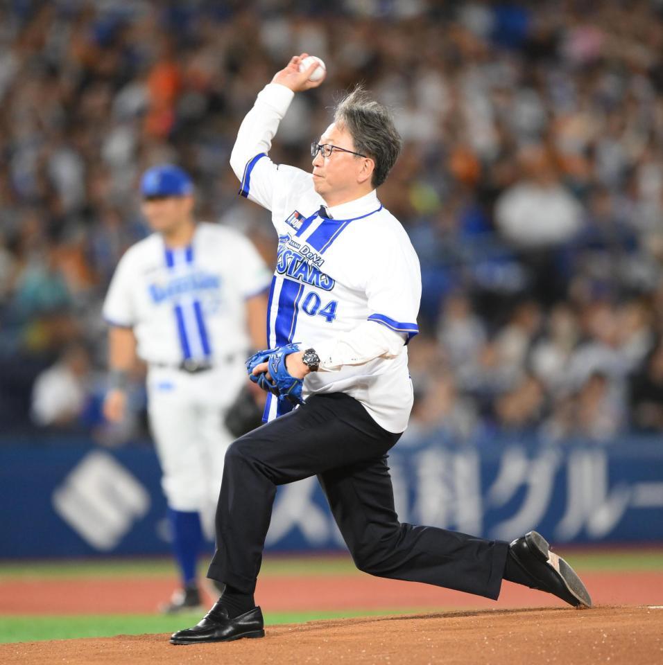 　始球式を務める平将明デジタル相（撮影・堀内翔）