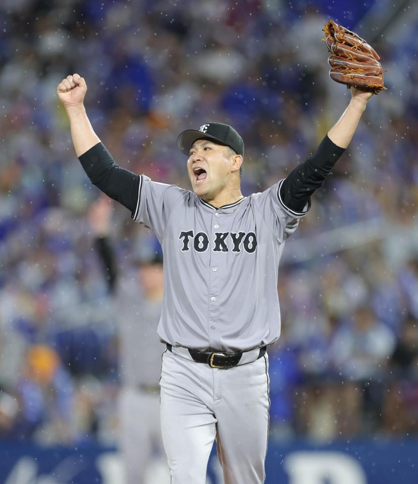 　５回、度会を左飛に打ち取ってピンチをしのぎ、ガッツポーズで雄たけびを挙げる田中将（撮影・西岡正）