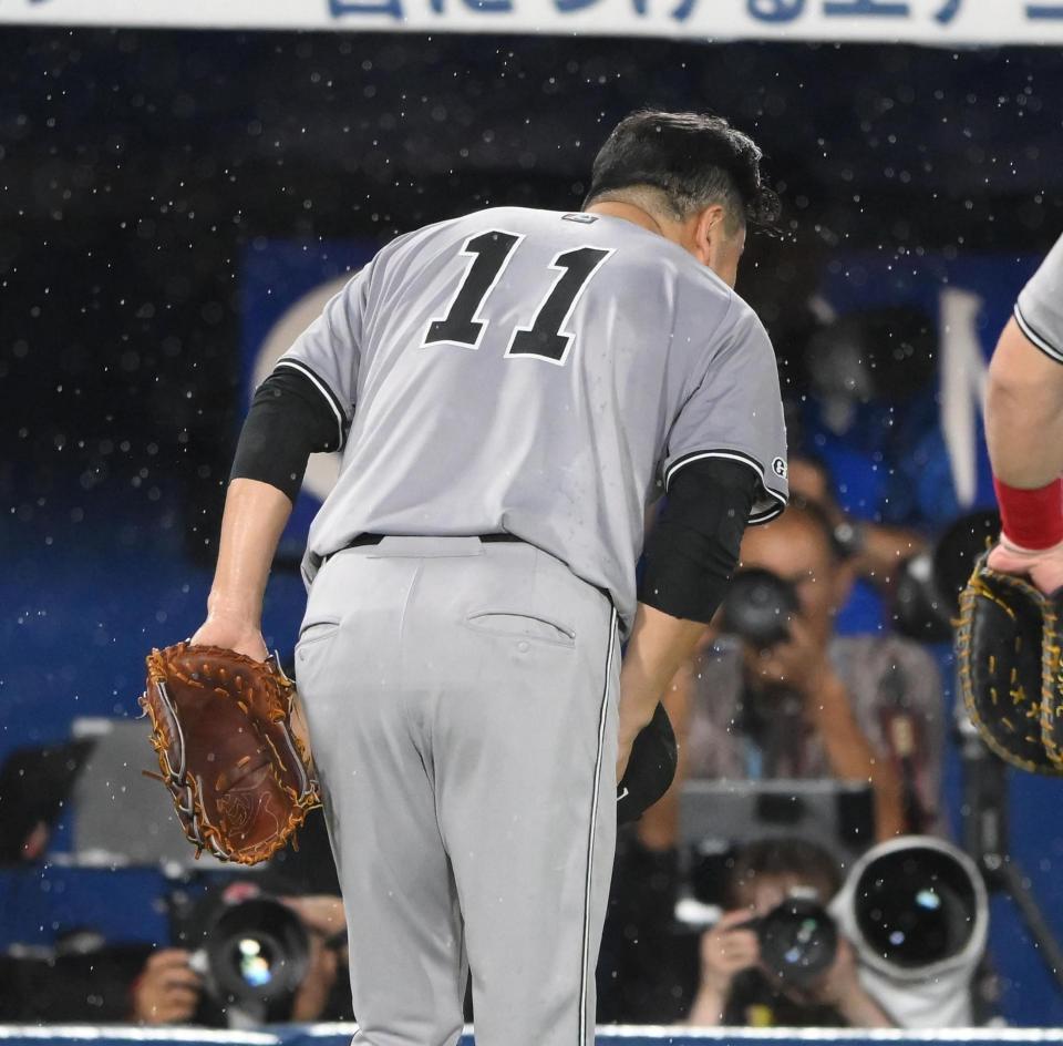 　５回、好守備を見せた丸に向かってお辞儀する田中将（撮影・堀内翔）