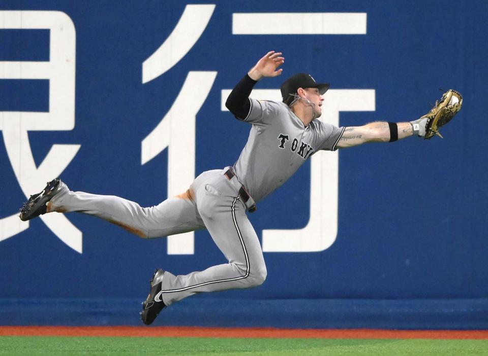 　６回、筒香の打球を好捕するキャベッジ（撮影・堀内翔）