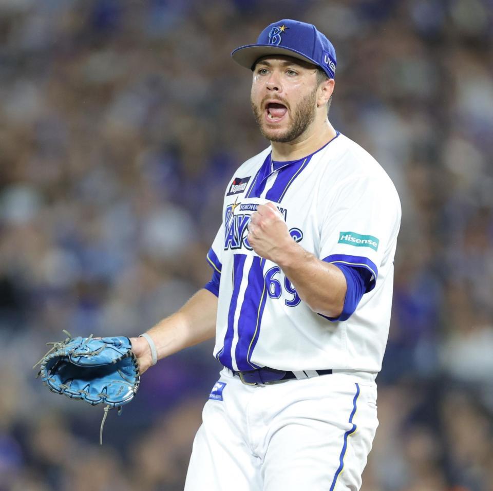 　８回を無失点に抑え、ガッツポーズで吠えるケイ（撮影・西岡正）