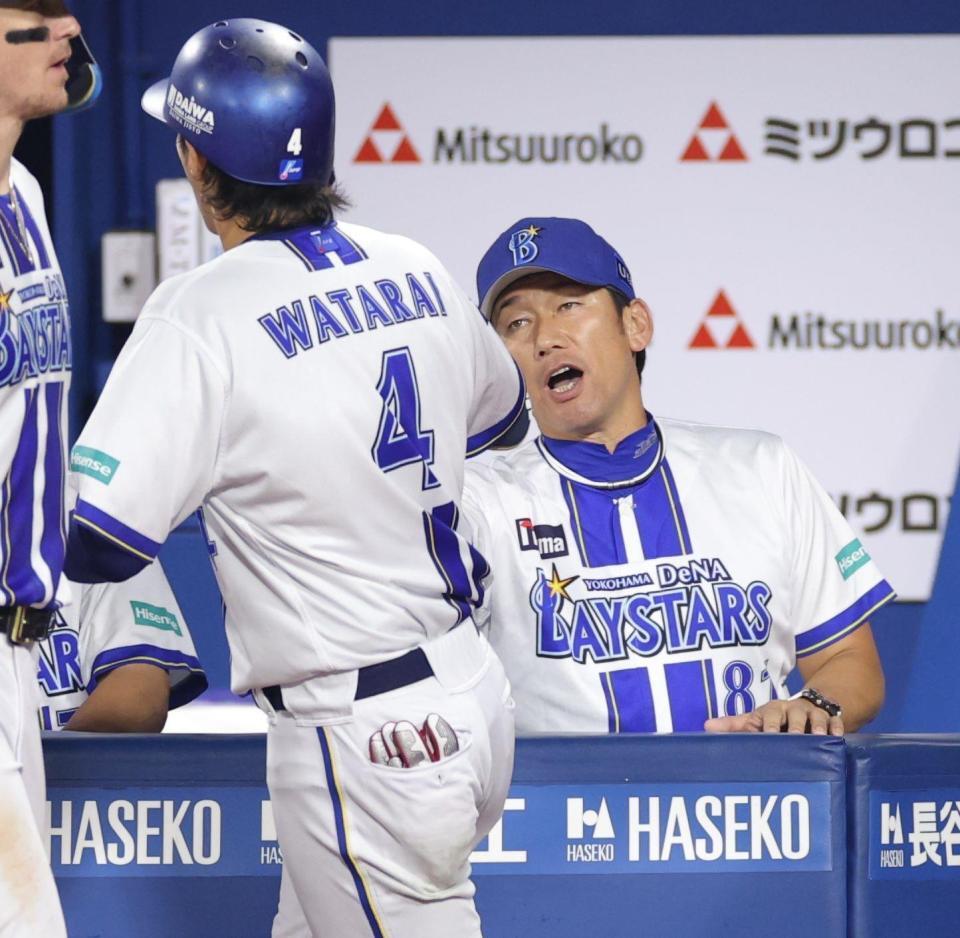 　７回、ソロを放った度会（左）を祝福する三浦監督（撮影・西岡正）