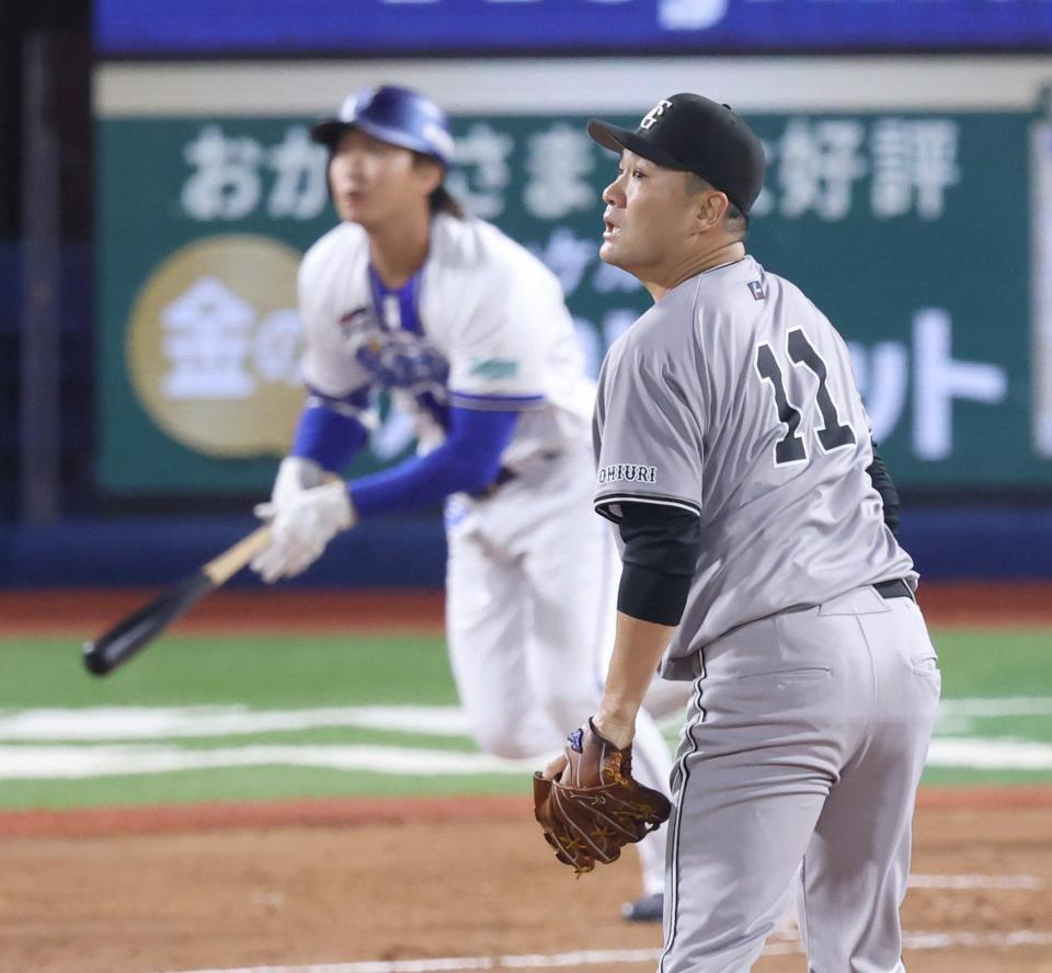 　６回、石上（左）に右越えの先制２点打を許す田中将