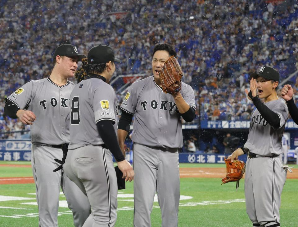 　５回、度会の左飛を好捕した丸（８）を迎える田中将（中央）＝撮影・西岡正