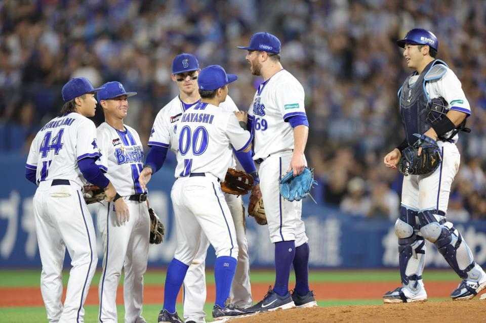 　巨人に勝利し、喜び合うＤｅＮＡナイン（撮影・西岡正）
