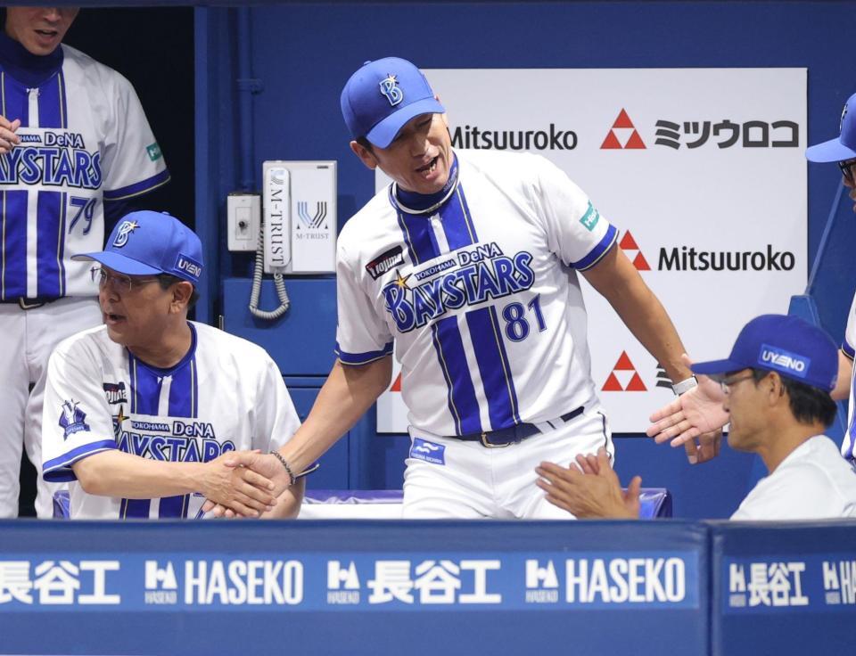 　２位に浮上し、コーチ陣と握手を交わしながら、声を上げる三浦監督（撮影・西岡正）