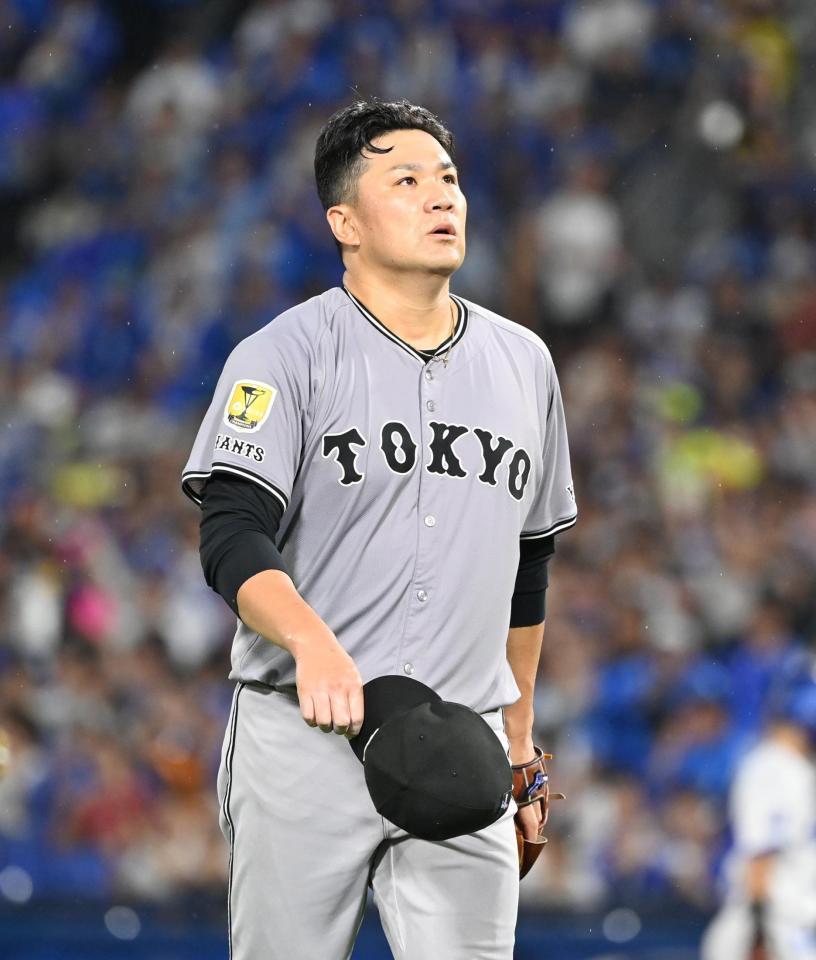 　６回を終え、ベンチに戻る田中将。そのまま降板する