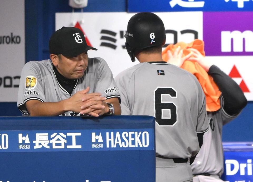 　９回、ベンチから試合を見つめる阿部監督。右は空振り三振に倒れた代打の坂本（撮影・堀内翔）